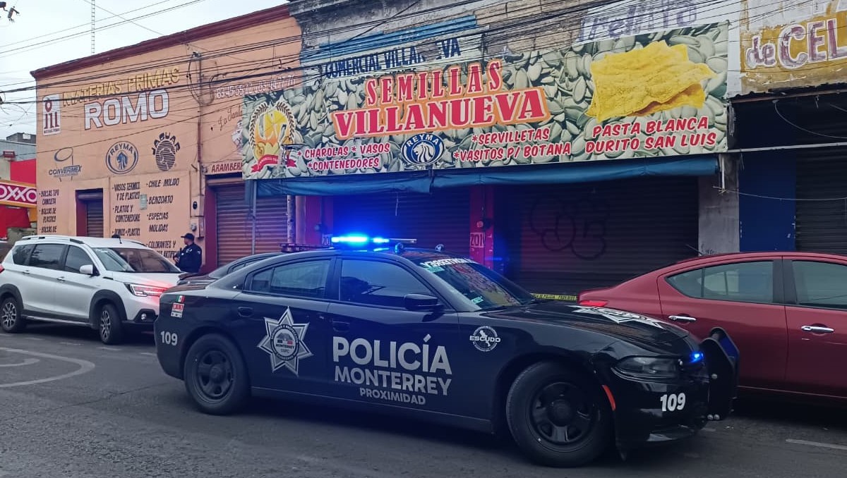 El cuerpo de la persona estaba en la banqueta de la calle Aramberri. Foto: Especial