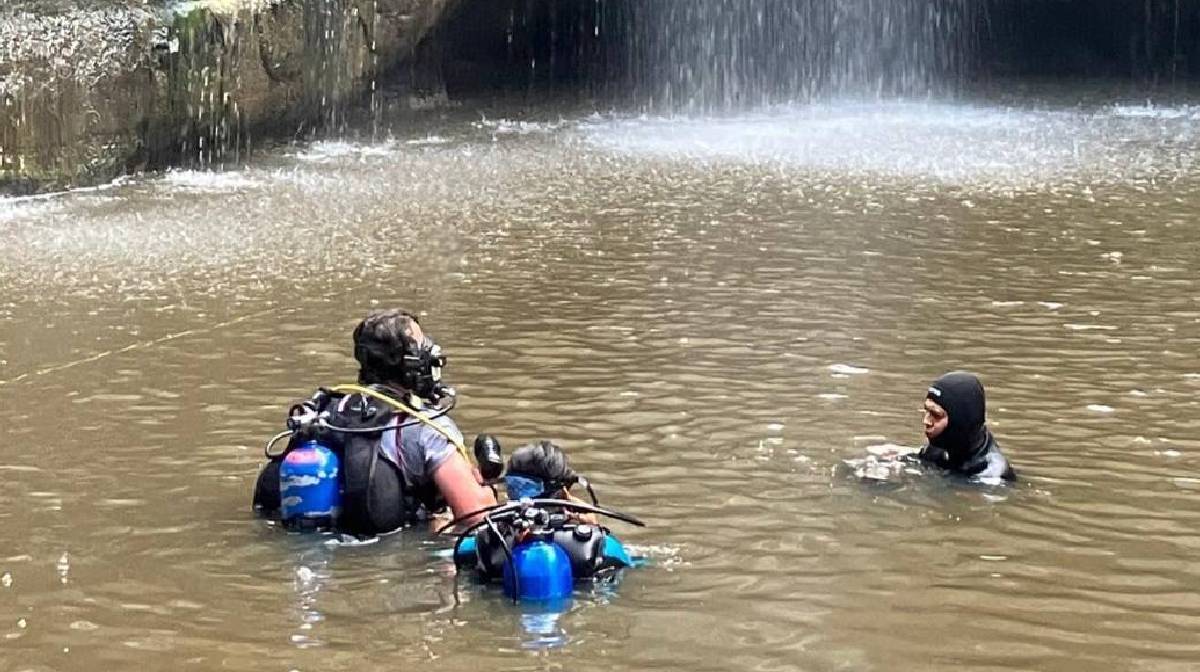 Un grupo de Rescate Acuático ingresó a la cascada para recuperar el cuerpo. Foto: (Especial)