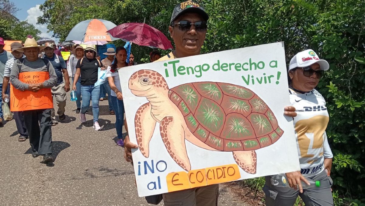 Habitantes de Veracruz se manifiestan por el rescate de sus costas tras derrame. | Especial