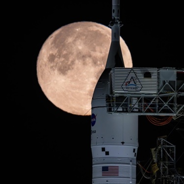 La Luna vista desde la plataforma en donde fue lanzada la nave Orión para la misión Artemis II