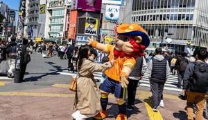 Leo caminó por jardines y calles pintadas con tonos blancos y rosados de la flor de cerezo japonés.