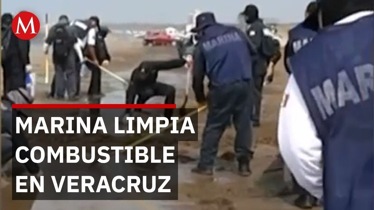 Marina limpia combustible en playas de Veracruz ante fin de vacaciones