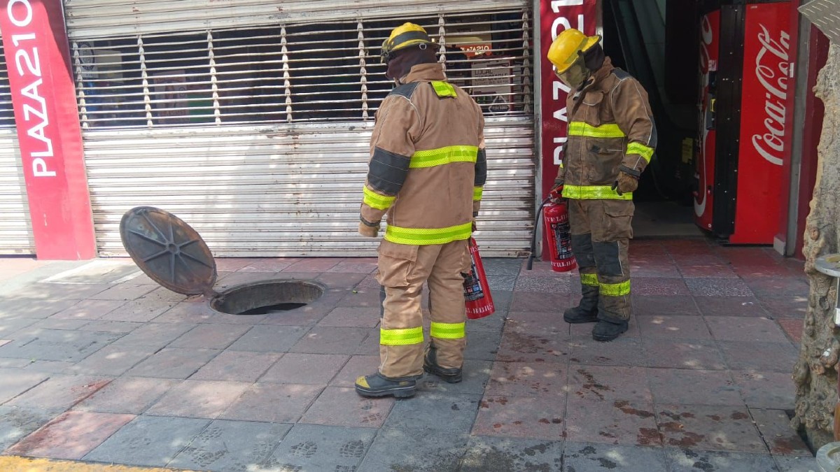 Personal de CFE y autoridades trabajan en el lugar para la reparación de la instalación eléctrica. | Cortesía.