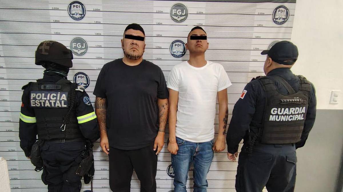 Policías sorprenden a hombres golpeando a víctima retenida dentro de auto en Naucalpan; los detienen.