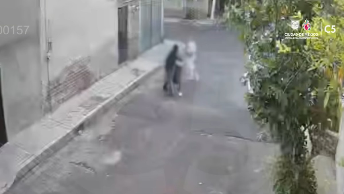 El intento de secuestro fue captado por cámaras de la SSC en la alcaldía Iztapalapa. | Especial