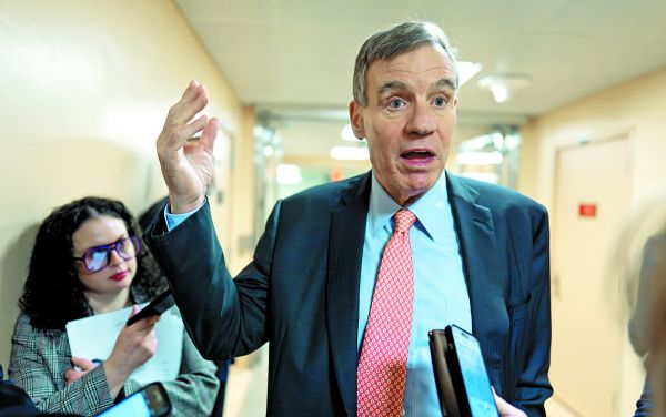 El senador Mark Warner asegura que la IA es más impopular entre los estadunidenses que el ICE. AP