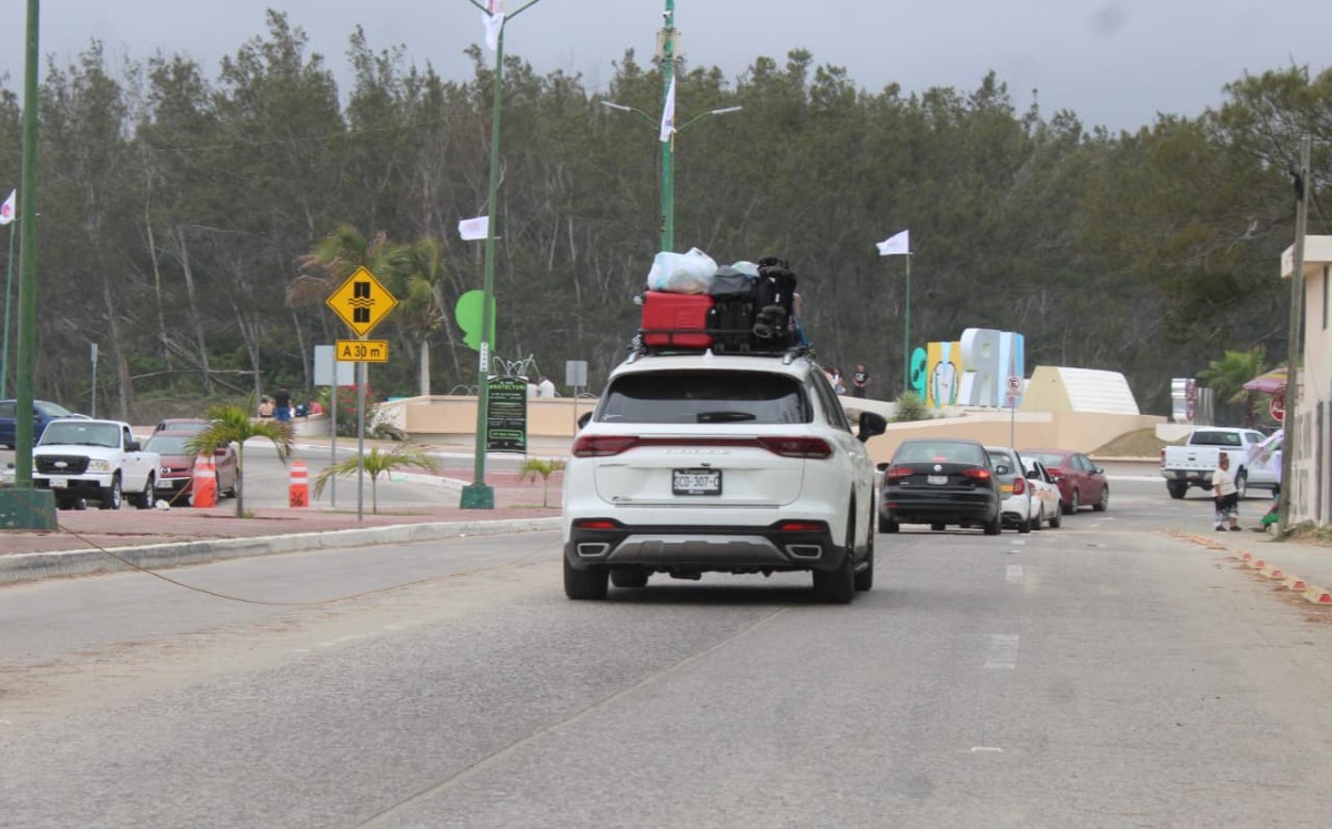 Turistas abandonan Playa Miramar; Protección Civil activa bandera negra