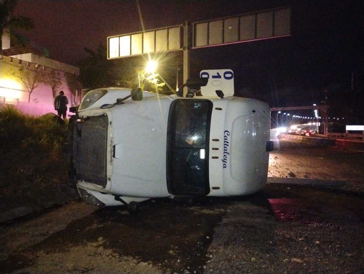Vuelca tractocamión en bajada del Puente Tampico