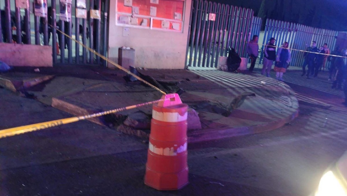 Automovilista embiste a familias afuera del hospital. | Especial