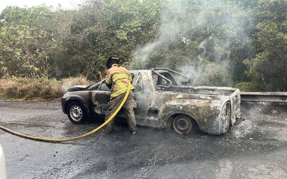 Camioneta se incendia sobre corredor urbano en Altamira. | Mario Juárez