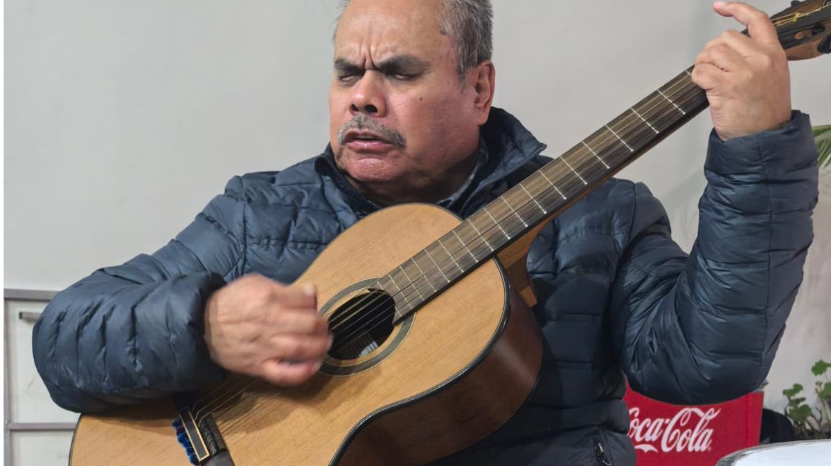 .El cantante invidente, tras décadas de cantar para el público duranguense, organiza una rifa para costear una operación para su esposa.| Especial.