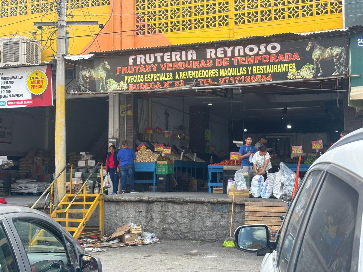 Comenzó a sentirse mal mientras descendía unas escaleras con fruta en la mano. | Especial