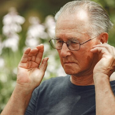 La desinformación y los prejuicios orillan a los adultos mayores a aislarse ante la pérdida auditiva