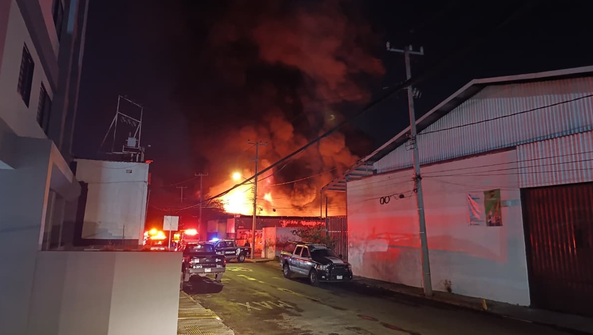 Fuerte incendio afecta negocios en nave industrial en Guadalajara (Vicente Torres Alfaro)