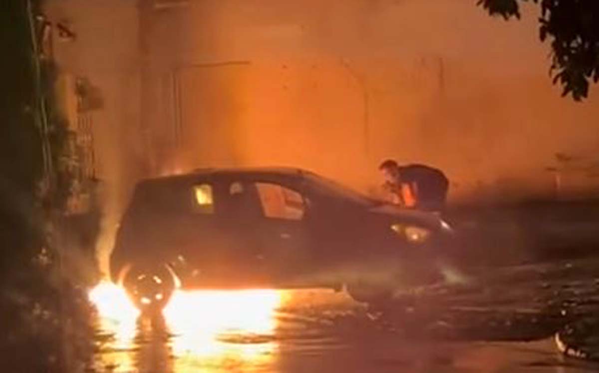 Hombre rescata taxista de auto en llamas. | Foto: Especial