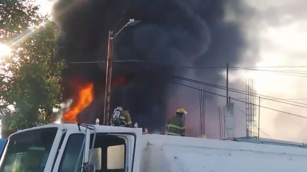 Se incendia bodega de reciclaje en Emiliano Zapata. (Cortesía)