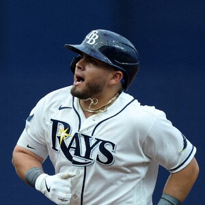 Jonathan Aranda conecta home run en el victorioso regreso de Rays al Tropicana Field