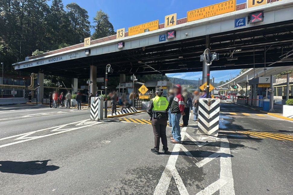 Manifestación en la caseta La Venta de la México-Toluca. Foto: (Especial)