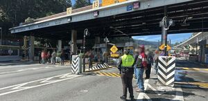 Manifestación en la caseta La Venta de la México-Toluca. Foto: (Especial)