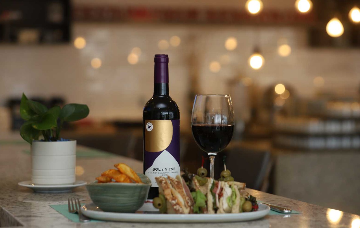 Nom Nom es un restaurante diseñado para integrarse al ritmo del viajero de negocios. (Juan Carlos Bautista)