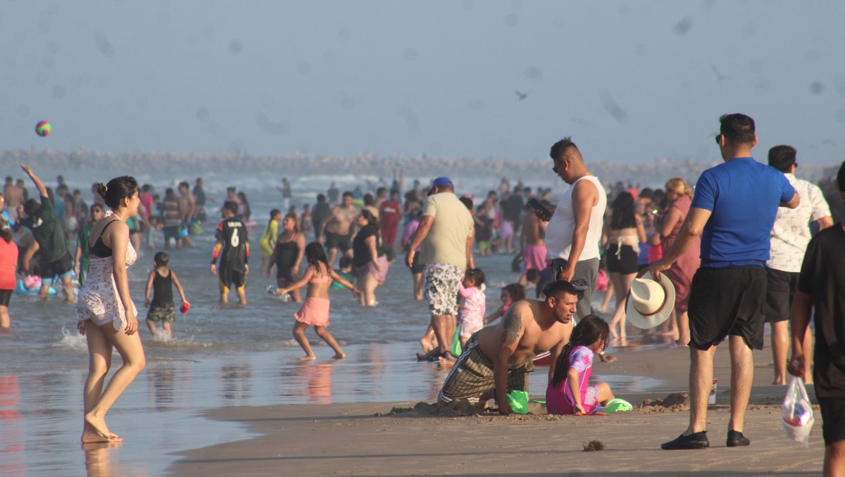 Playa Miramar registra alta afluencia en fin de semana santo. (Yazmín Sánchez)