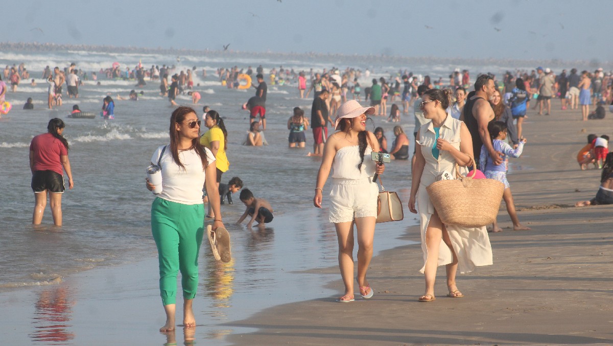 Playa Miramar registra alta afluencia en fin de semana santo. (Yazmín Sánchez)
