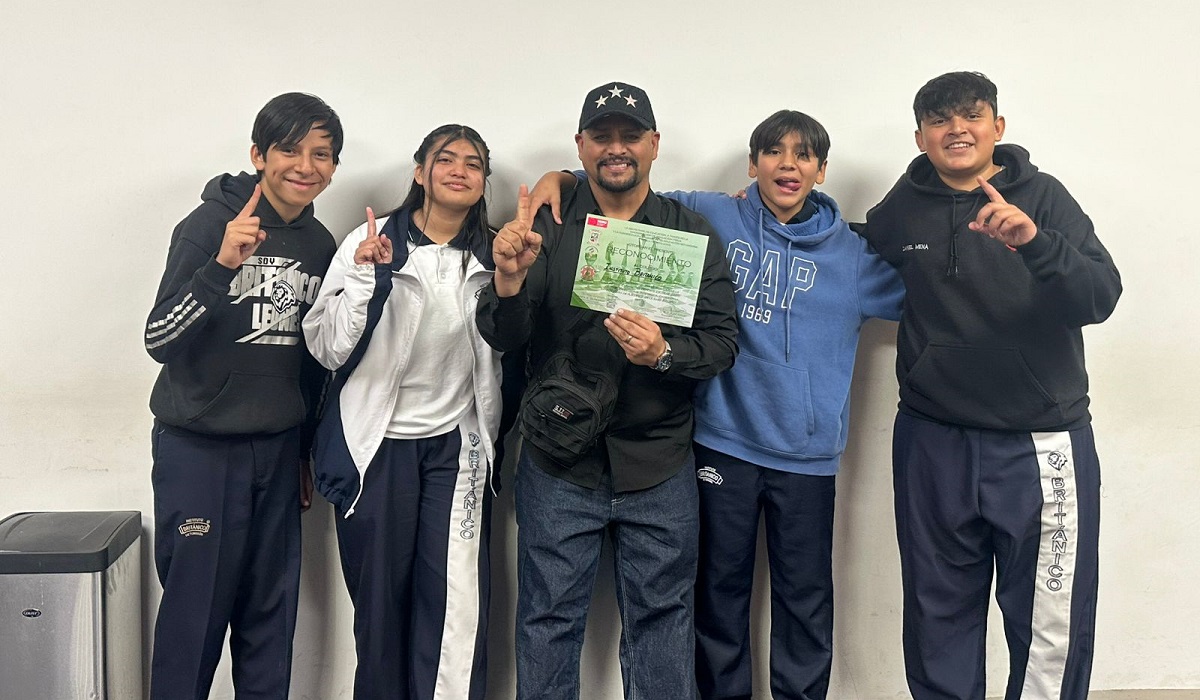 Profesor Aldor Pérez con los alumnos  Iker Barrientos, Daniel López, Iker Martinez y Carmen Campuzano Hernández. (cortesía)