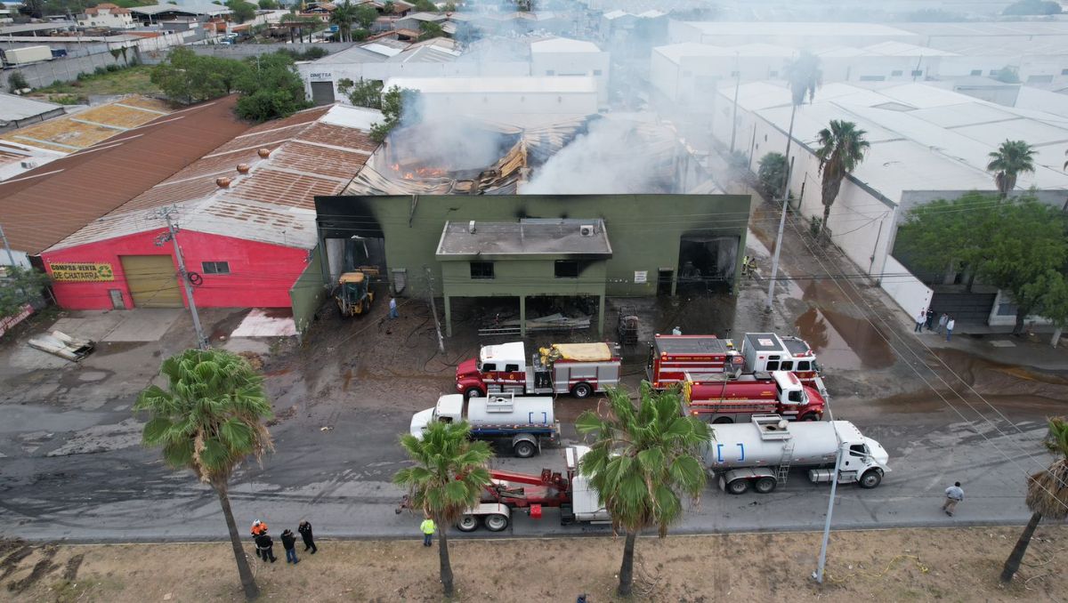 Protección Civil y Bomberos trabajaron durante horas para contener las llamas | Omar Vives