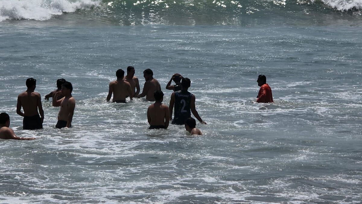 Protección Civil de Chiapas rescató a tres migrantes y dos locales en playas de Tapachula durante Semana Santa. | Especial
