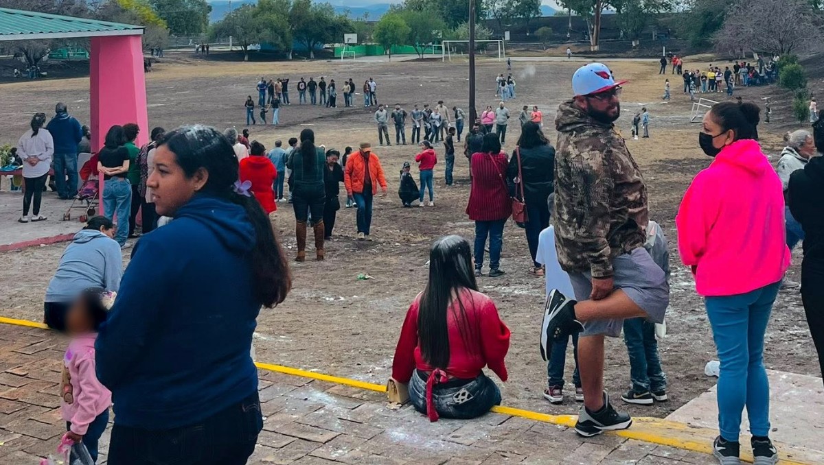 El sonido de los disparos causó que toda la gente corriera para resguardarse. Foto: Especial