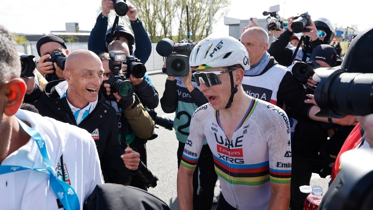 Tadej Pogacar, investigado por pasarse semáforo rojo en Tour de Flandes (AP)