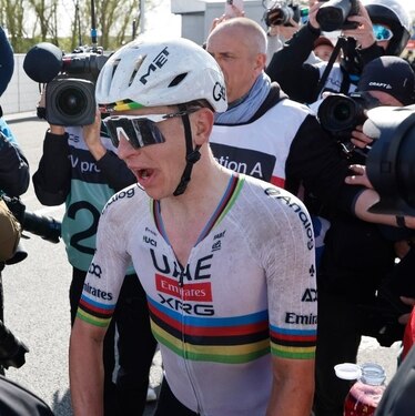 Tadej Pogacar, compañero de Isaac del Toro, está entre los ciclistas investigados por pasarse un semáforo en rojo durante el Tour de Flandes