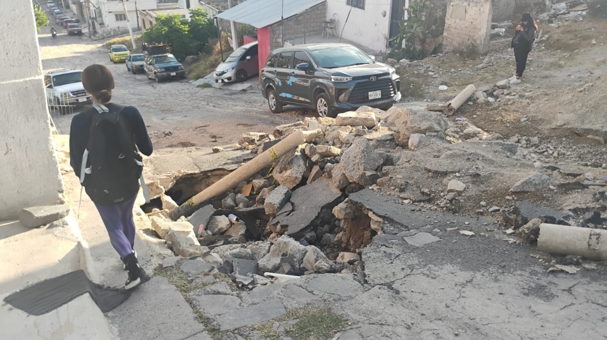 Vecinos piden al SIAPA arregle la vialidad y regularice el abasto de agua de la colonia Agua Fría (Foto: Gloria Reza)