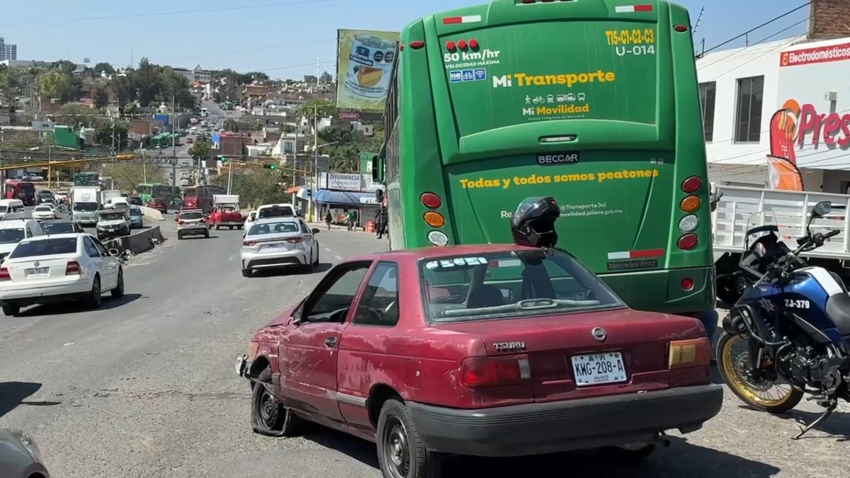 El vehículo robado culminó la persecución impactándose con una unidad del transporte público (Foto: Juan Carlos Munguía)