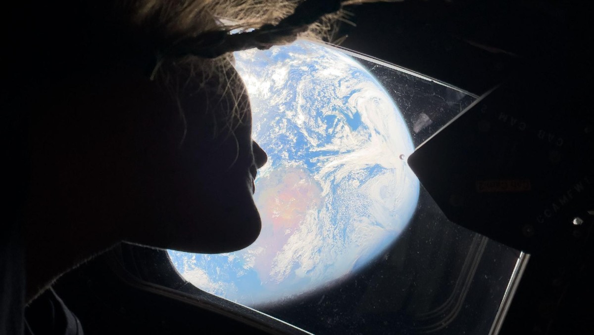 La astronauta de la NASA de Artemis II, Christina Koch, observa a la Tierra desde la nave Orión tomada el 2 de abril. FOTO: NASA