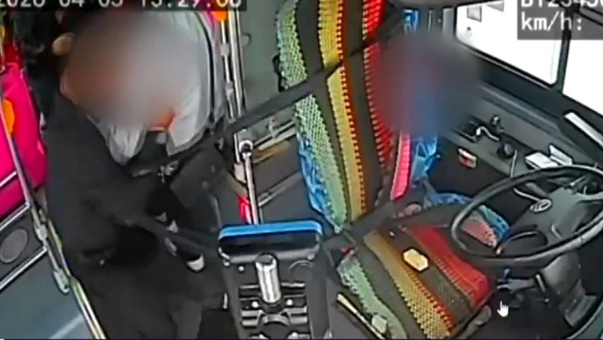 Cámaras de seguridad captaron el momento en que un pasajero agredió a un chofer | Especial