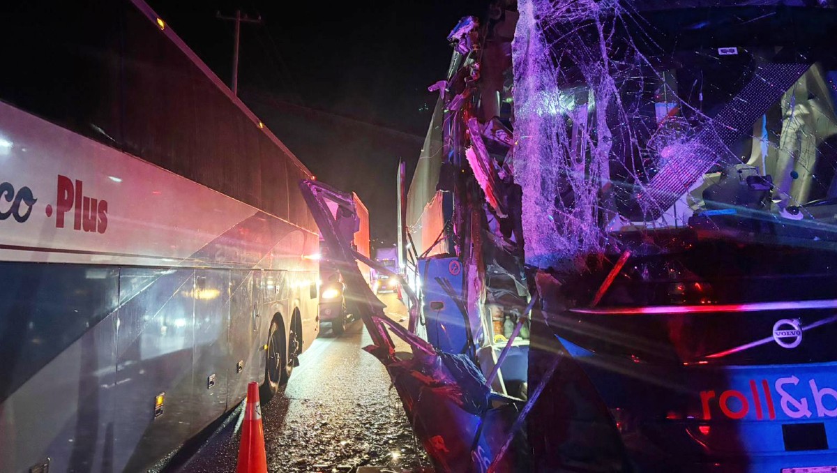 Camión de pasajeros fue afectado por otro vehículo en carretera a Lagos de Moreno (Cortesía)