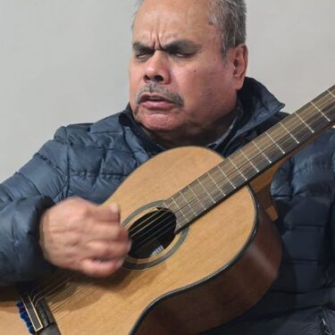 El cantante invidente, tras décadas de cantar para el público duranguense, organiza una rifa para costear una operación para su esposa.