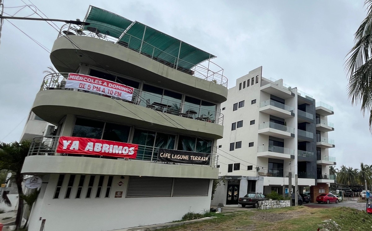 Crece construcción de torres alrededor de laguna del Carpintero. | Yazmín Sánchez