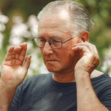La desinformación y los prejuicios orillan a los adultos mayores a aislarse ante la pérdida auditiva