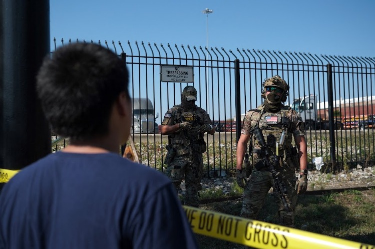 Elementos de seguridad monitorean el exterior de un centro de detención migratoria de ICE (REUTERS)