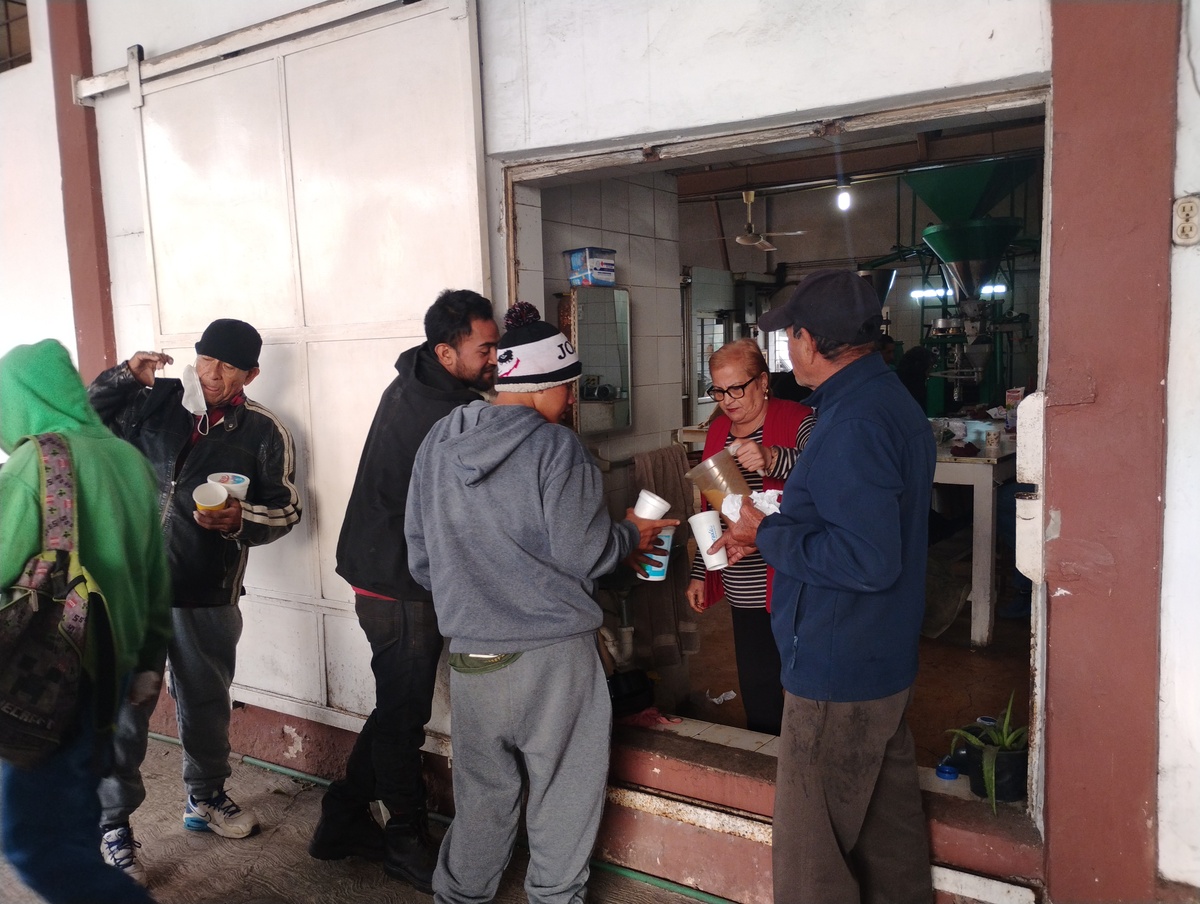 Empresa centenaria toca corazones en Tampico: todos los días da desayuno gratis a personas en situación de calle