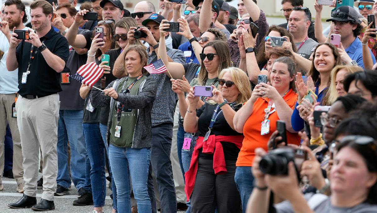 Familias de la tripulación en 'Artemis II' esperan a sus astronautas de vuelta. | Foto: AP