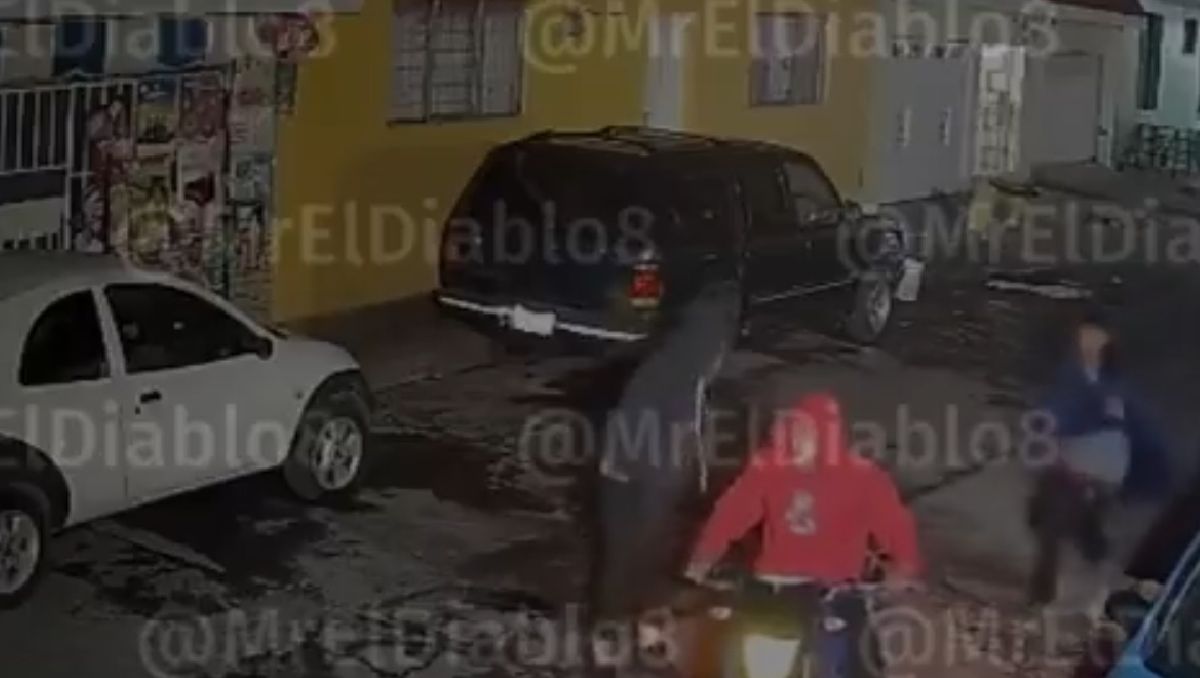 Captan en video a motociclistas abandonando cuerpo en calles de Naucalpan; la víctima fue localizada con diversos golpes