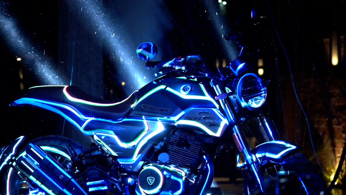 Firebird 300 incorpora elementos diseñados para mejorar la experiencia de conducción en distintos entornos.