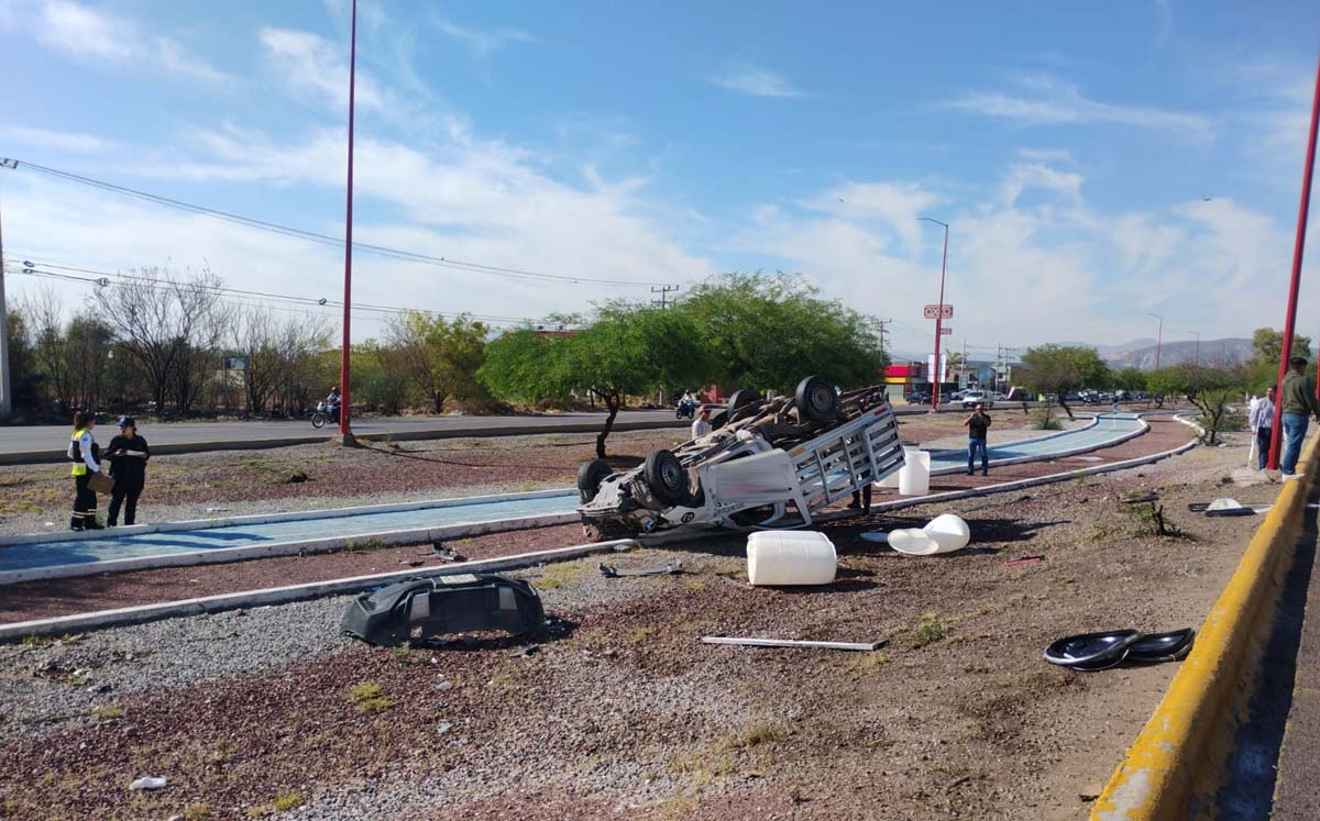 Joven vuelca en bulevar Ejército Mexicano en Gómez Palacio. | Foto: Especial
