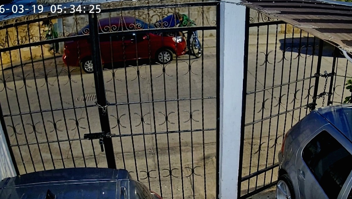 León: ciclista roba en segundos batería de automóvil | Especial