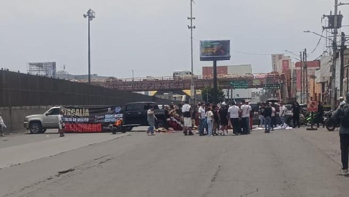 Los manifestantes colocaron obstáculos sobre Avenida Central para impedir el paso de vehículos. Foto: (Especial)
