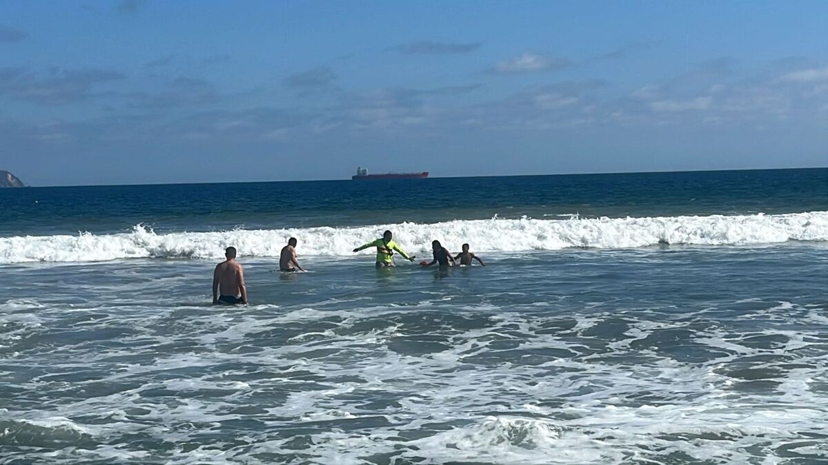 Los menores fueron puestos a salvo tras ser arrastrados por corrientes marinas en playa Miramar. (Especial)