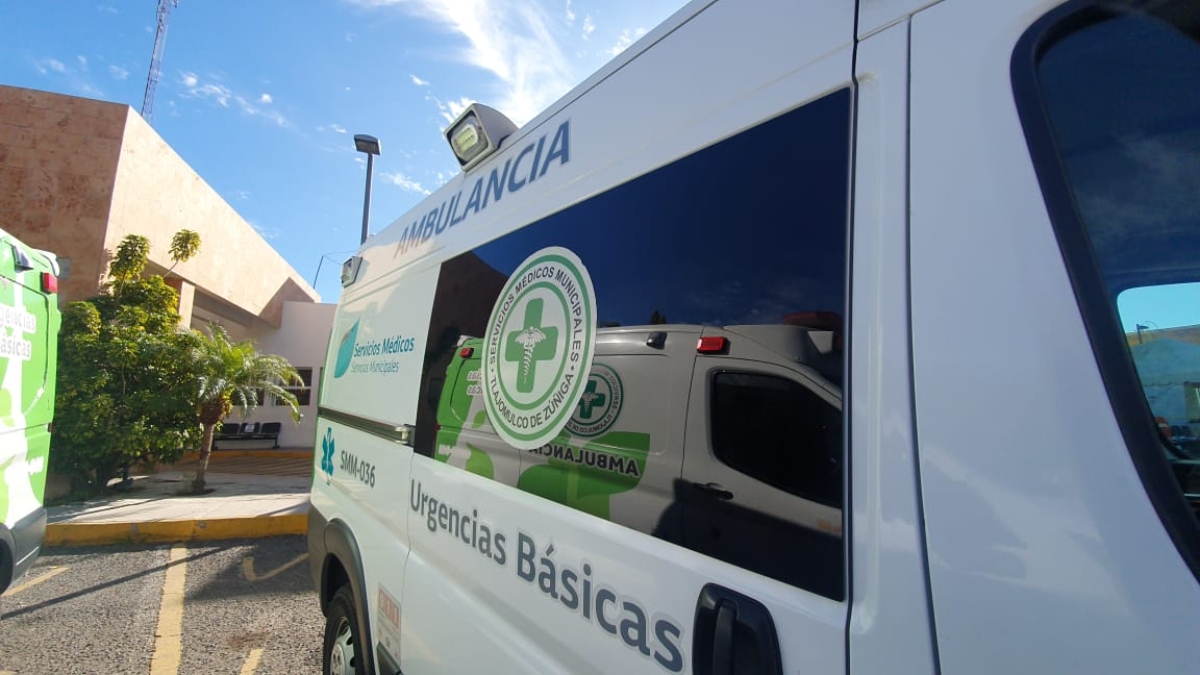 Paramédicos de la Cruz Verde de Tlajomulco de Zúñiga atendieron de manera prehospitalaria a la mujer (Foto: Juan Carlos Munguía)